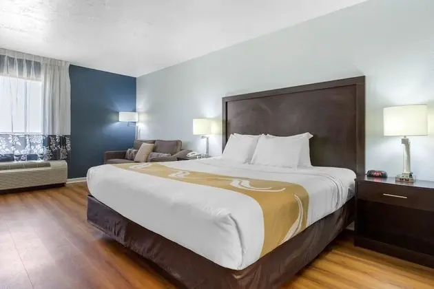 Room, 1 King Bed, Non Smoking, Ground Floor, Pet Friendly