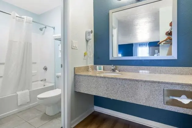 Room, 1 King Bed, Non Smoking, Ground Floor, Pet Friendly