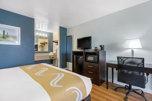 Standard Room, 1 King Bed, Accessible, Non Smoking (Pet friendly, Parking area view)