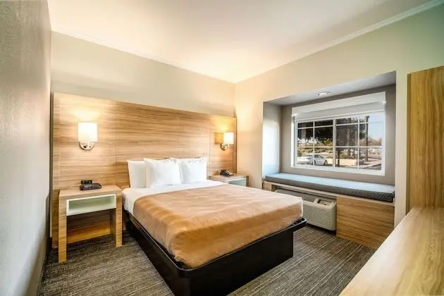 Standard Room 1 Queen Bed, Microwave, Non-Smoking