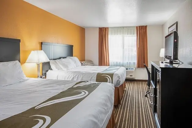 Standard Oda, Sigara İçilmez (2 Queen Beds & 1 Sofa Bed)