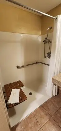Oda, 1 En Büyük (King) Boy Yatak, Engellilere Uygun, Sigara İçilmez (Roll-In Shower)
