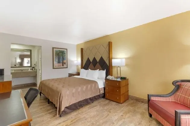 1 King Bed, Non-Smoking, Exterior Corridor, Accessible Room, Bathtub
