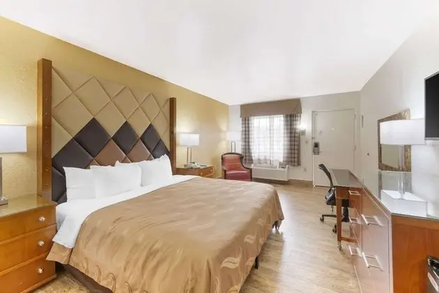 1 King Bed, Non-Smoking, Exterior Corridor, Accessible Room, Bathtub