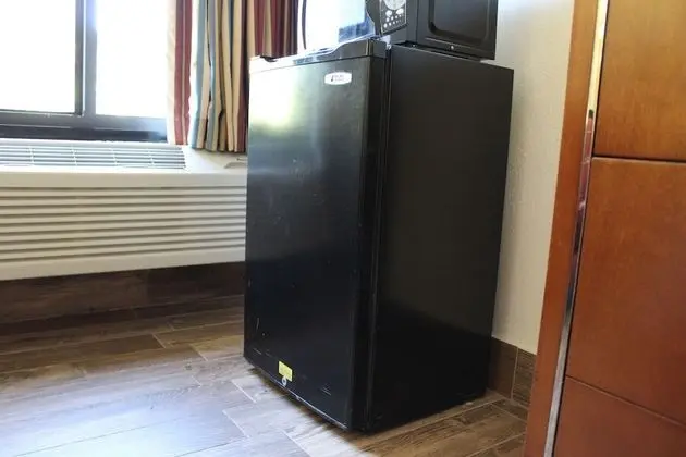 1 King Bed, Non-Smoking, Exterior Corridor, Accessible Room, Bathtub