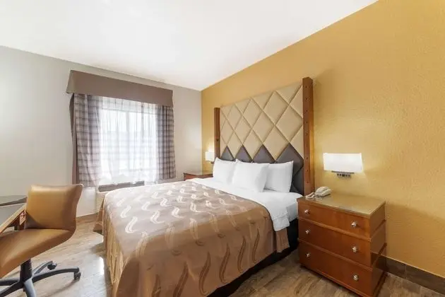 1 King Bed, Nonsmoking, Exterior Corridor