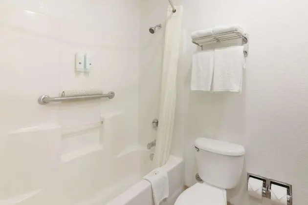 1 King Bed, Nonsmoking, Exterior Corridor