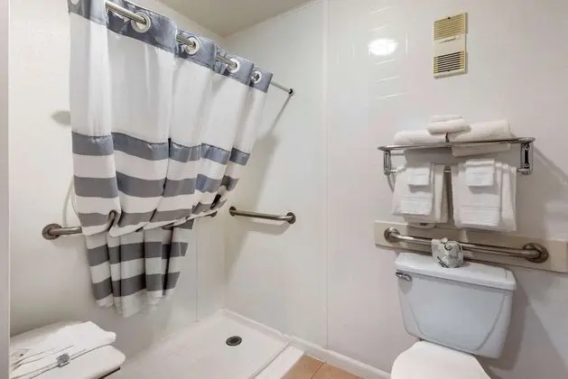 Oda, 2 Büyük (Queen) Boy Yatak, Engellilere Uygun, Sigara İçilmez (Roll-In Shower)
