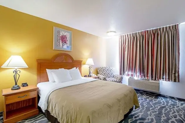 Oda, 1 Büyük (Queen) Boy Yatak, Engellilere Uygun, Sigara İçilmez