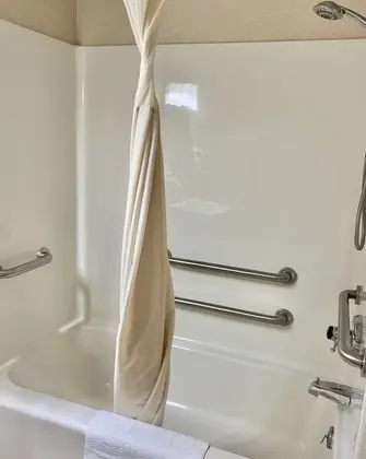 Oda, 1 Büyük (Queen) Boy Yatak, Engellilere Uygun, Sigara İçilmez (Roll In Shower)