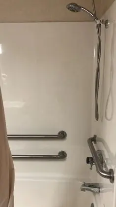 Oda, 1 Büyük (Queen) Boy Yatak, Engellilere Uygun, Sigara İçilmez (Roll In Shower)