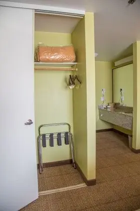 Süit, 1 En Büyük (King) Boy Yatak, Engellilere Uygun, Sigara İçilmez (Efficiency)