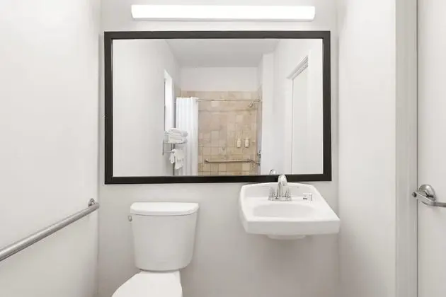 Engellilere uygun banyo
