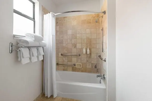 Engellilere uygun banyo