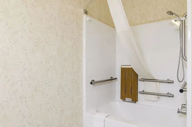 Oda, 1 Büyük (Queen) Boy Yatak, Engellilere Uygun, Sigara İçilmez