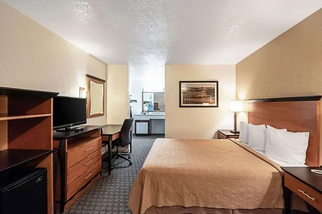 One Queen Bed Non Smoking Accessible Room