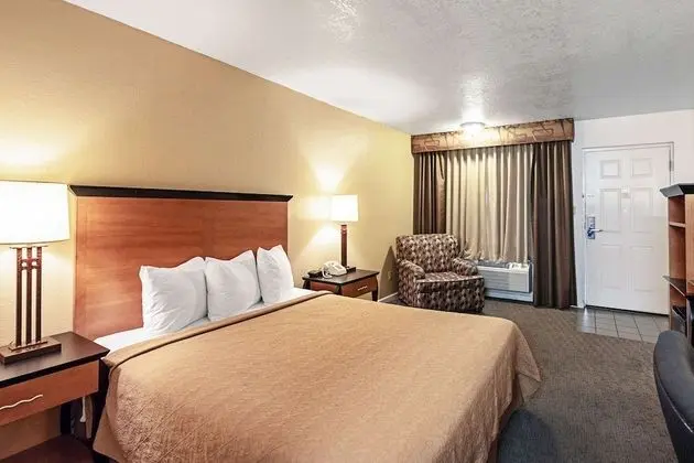 One Queen Bed Non Smoking Accessible Room