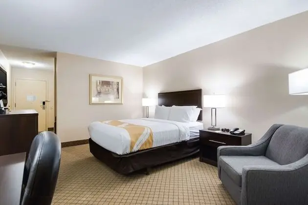 Oda, 1 Büyük (Queen) Boy Yatak, Engellilere Uygun, Sigara İçilmez (Roll-In Shower)