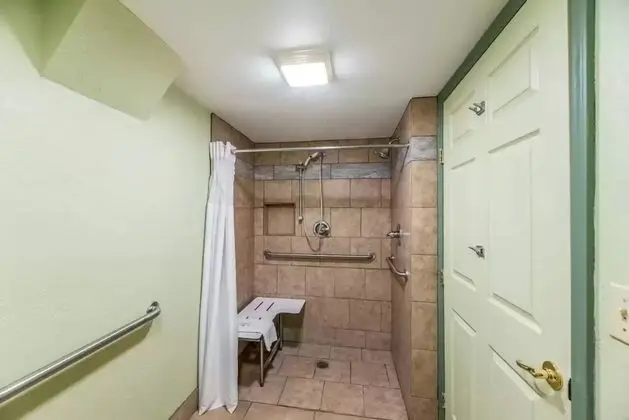 Standard King, Oversized Room, Roll-in Shower, Non-Smoking, 1st floor