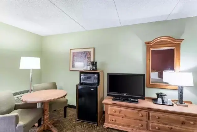 Standard Room, 2 Queen Beds, Oversized, Accessiable Tub, Non-Smoking, 1st Floor