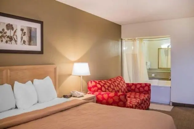 One King Bed Non Smoking Lake View With 2 Person Whirlpool in Bath