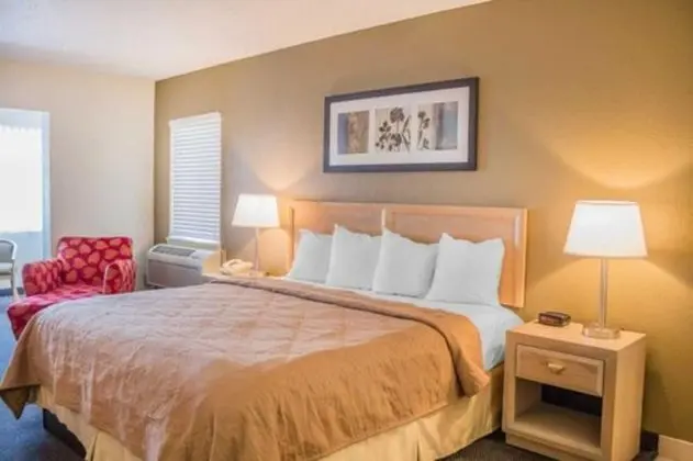 One King Bed Non Smoking Lake View With 2 Person Whirlpool in Bath