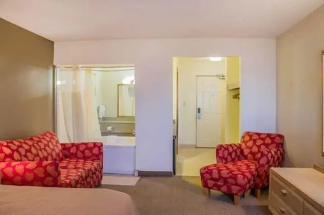 One King Bed Non Smoking Lake View With 2 Person Whirlpool in Bath