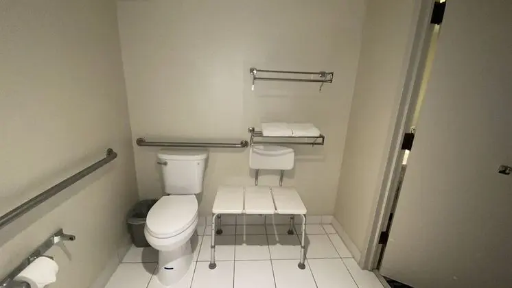 Oda, 1 Büyük (Queen) Boy Yatak, Engellilere Uygun, Sigara İçilmez (Accessible Tub)