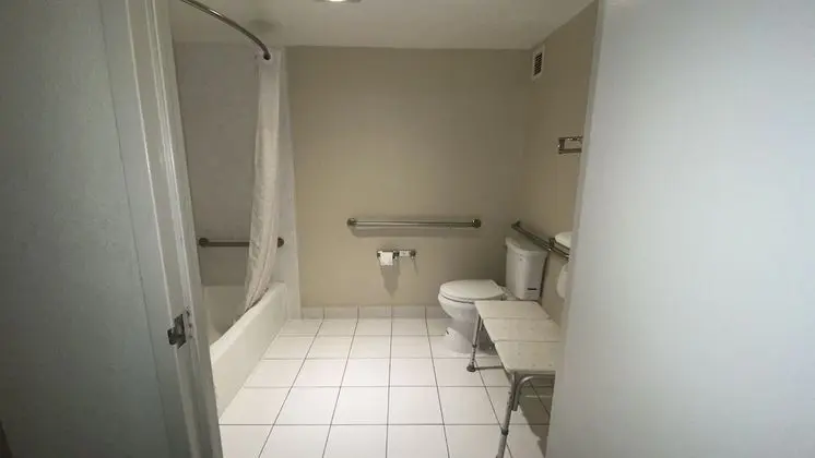Standard Oda, 1 En Büyük (King) Boy Yatak, Engellilere Uygun, Sigara İçilmez (Accessible Tub)