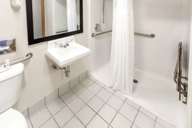 Oda, 1 En Büyük (King) Boy Yatak, Engellilere Uygun, Sigara İçilmez (Accessible Tub)