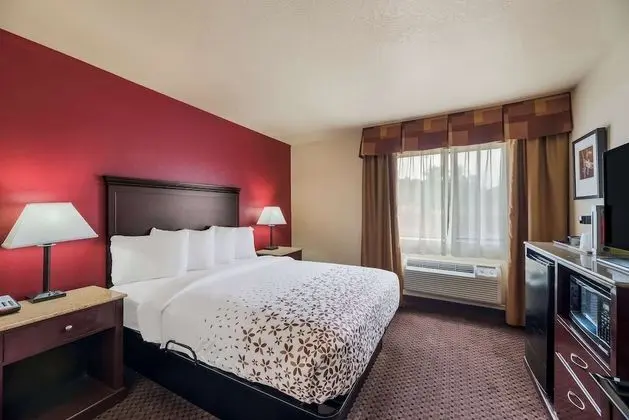 Standard Oda, 1 Büyük (Queen) Boy Yatak, Engellilere Uygun, Buzdolabı ve Mikrodalga