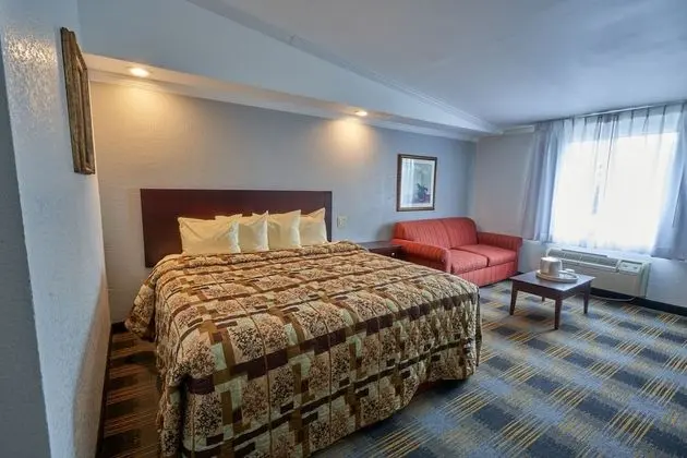 River-view, 1 King Bed with Balcony, Non-Smoking