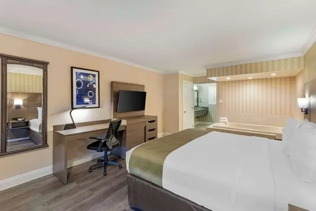 Deluxe Room, 1 King Bed, In-Room Hot Tub, Non Smoking