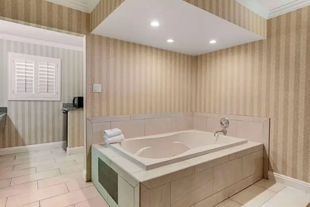 Deluxe Room, 1 King Bed, In-Room Hot Tub, Non Smoking