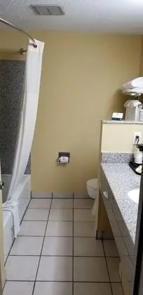 Oda, 2 Büyük (Queen) Boy Yatak, Engellilere Uygun, Sigara İçilmez (Accessible Tub)