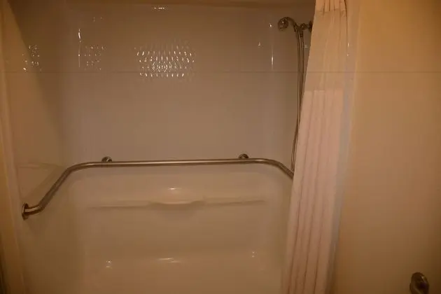 Standard Oda, 2 Büyük (Queen) Boy Yatak, Engellilere Uygun, Sigara İçilmez (Wheelchair Accessible)