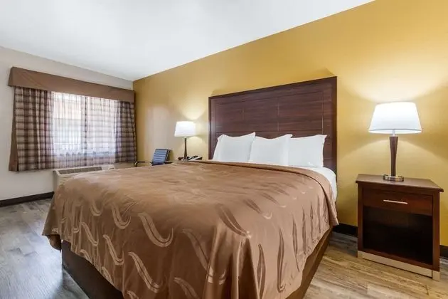 1 King Bed, Nonsmoking