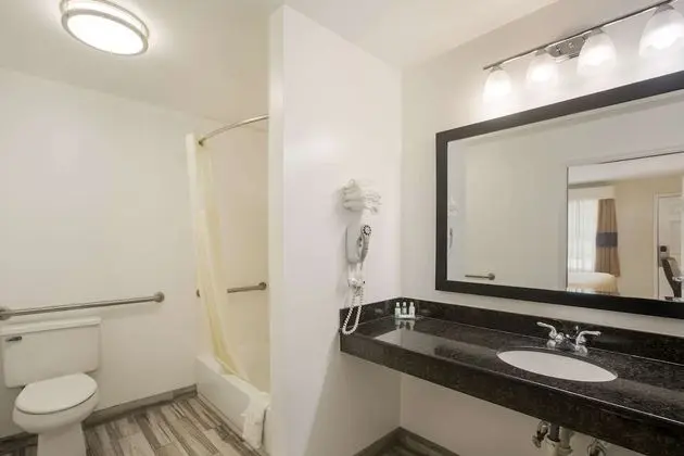 Oda, 1 En Büyük (King) Boy Yatak, Engellilere Uygun, Sigara İçilebilir