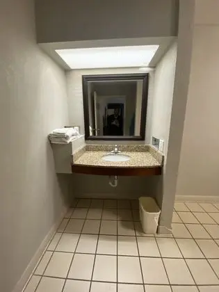 Oda, 1 En Büyük (King) Boy Yatak, Engellilere Uygun, Sigara İçilmez (Tub with Grab Bars)