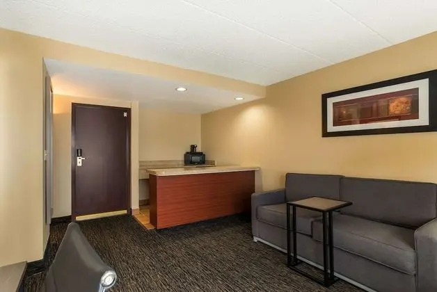 Süit, Sigara İçilmez (2 Double beds and 2 Person Sofa bed)
