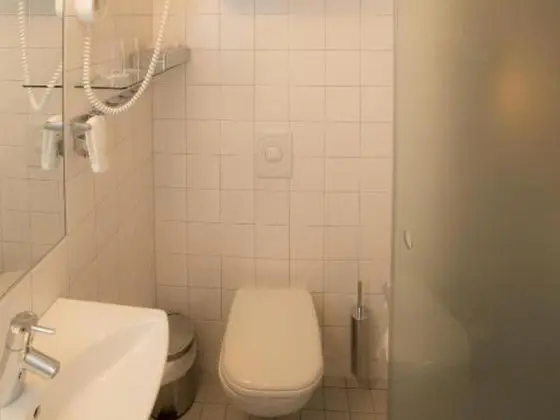 Moderat (Separate Building)