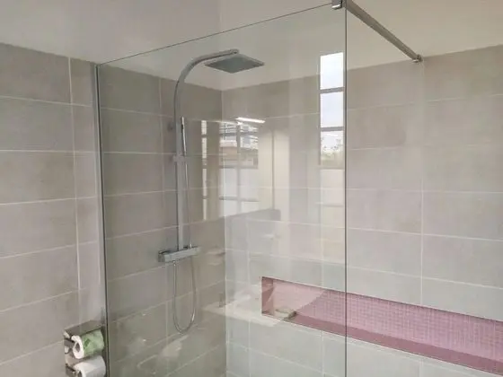 Comfort Tek Büyük veya İki Ayrı Yataklı Oda, Özel Banyo, Bahçe Manzaralı (Chambre 1)