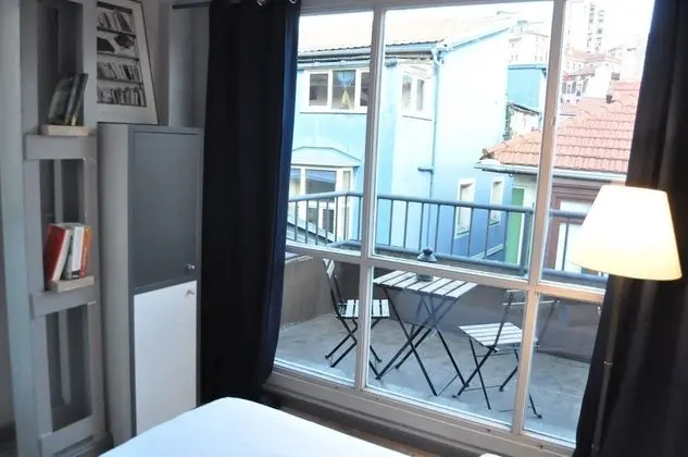 İki Ayrı Yataklı Oda, Ortak Banyo