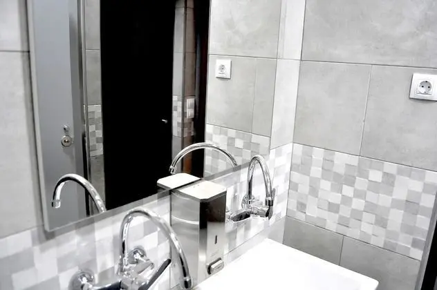 İki Ayrı Yataklı Oda, Ortak Banyo