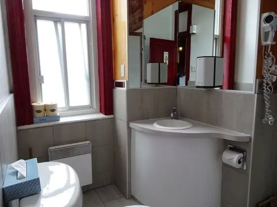 Oda, 1 Çift Kişilik Yatak, Ortak Banyo