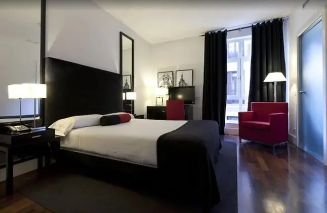 Büyük Yataklı Tek Kişilik Oda