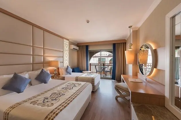 https://imagessl.etstur.com/files/images/hotelImages/TR/209215/l/Quattro-Beach-Spa---Resort-Oda-265097.jpg