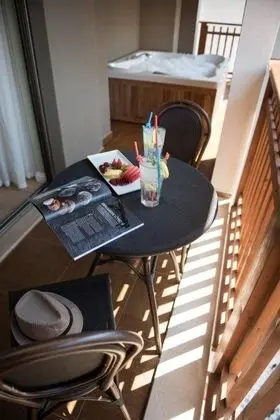 https://imagessl.etstur.com/files/images/hotelImages/TR/209215/l/Quattro-Beach-Spa---Resort-Oda-270947.jpg