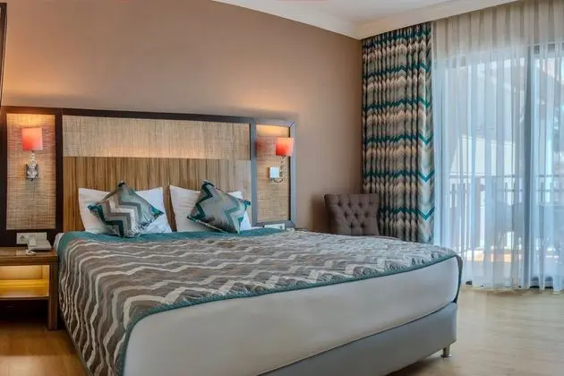 Bahçe Aile Odası Relax Havuz Manzaralı