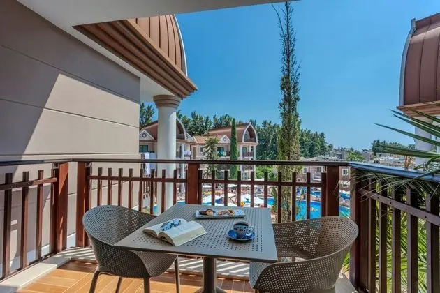 Bahçe Aile Odası Relax Havuz Manzaralı